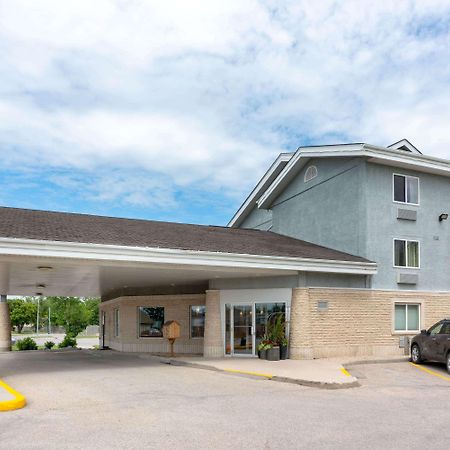 Super 8 By Wyndham Winnipeg West מראה חיצוני תמונה