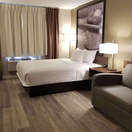 Super 8 By Wyndham Winnipeg West מראה חיצוני תמונה
