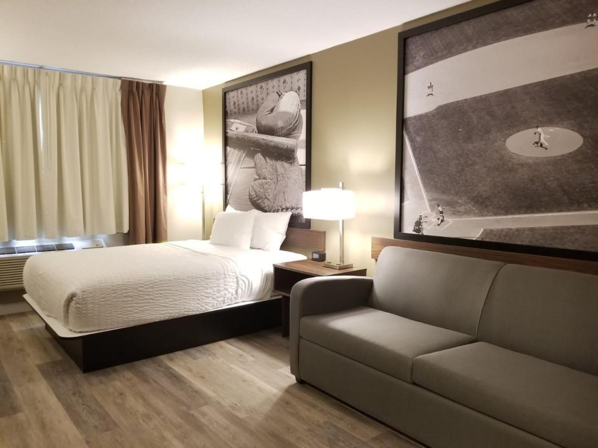 Super 8 By Wyndham Winnipeg West מראה חיצוני תמונה