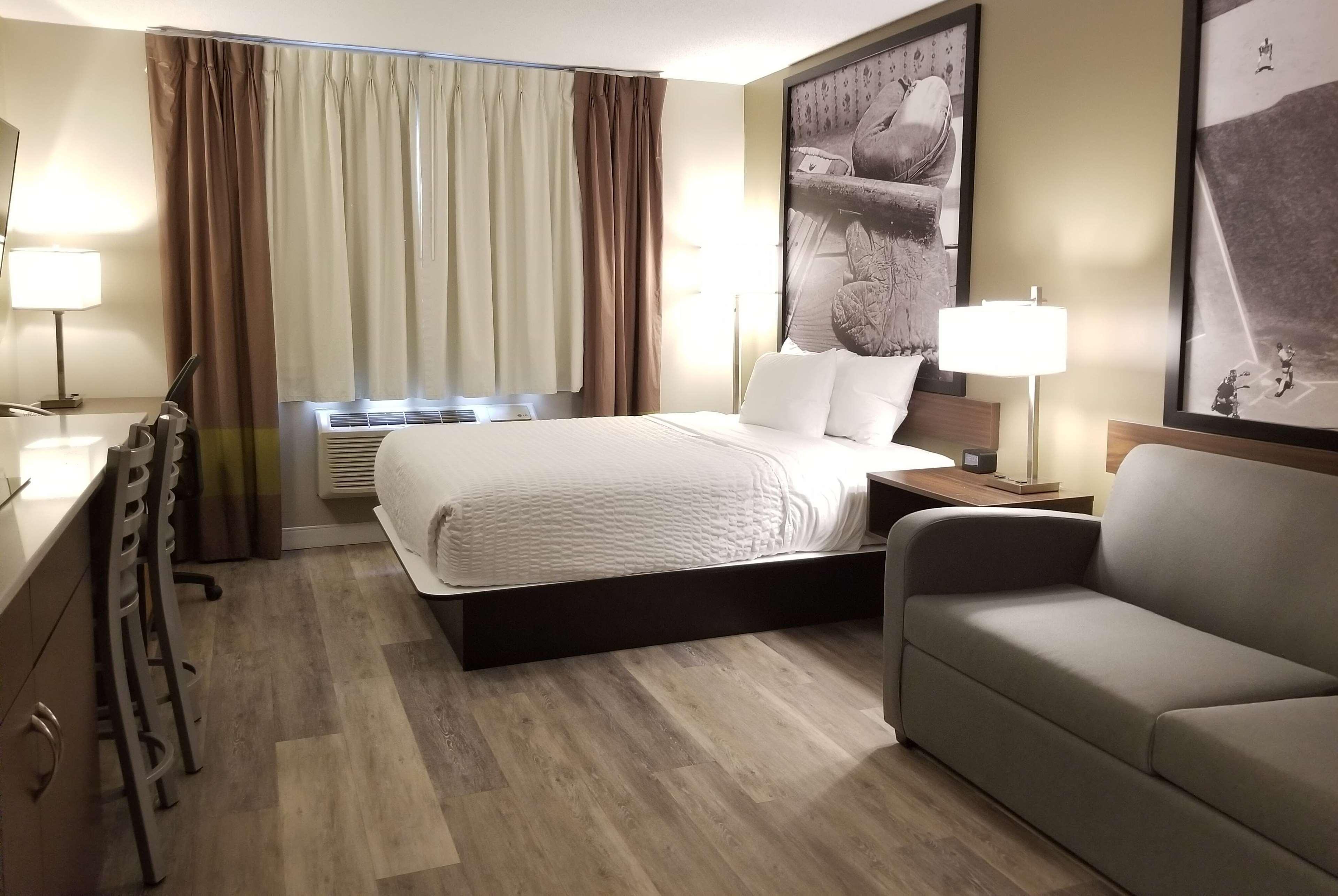 Super 8 By Wyndham Winnipeg West מראה חיצוני תמונה