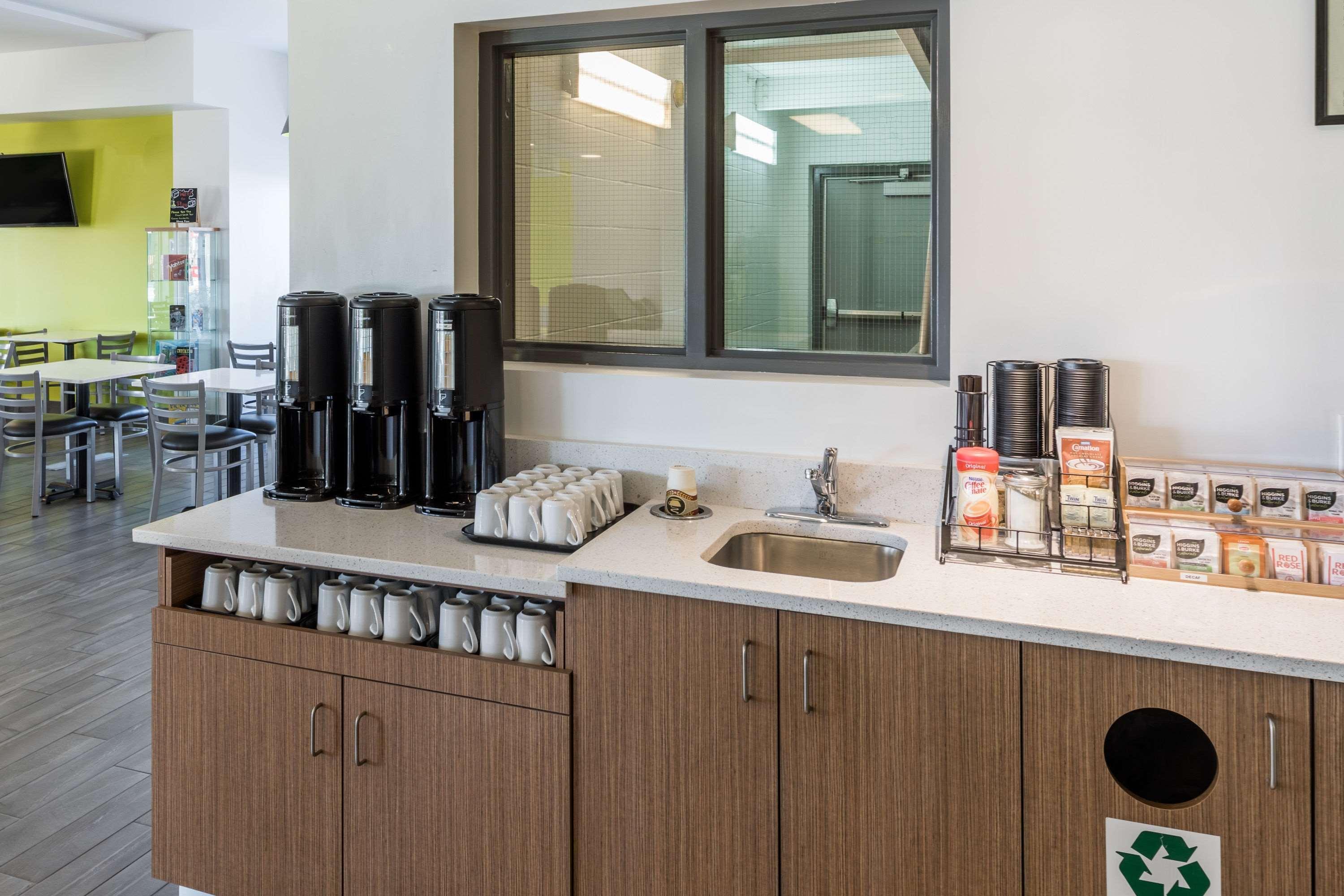 Super 8 By Wyndham Winnipeg West מראה חיצוני תמונה