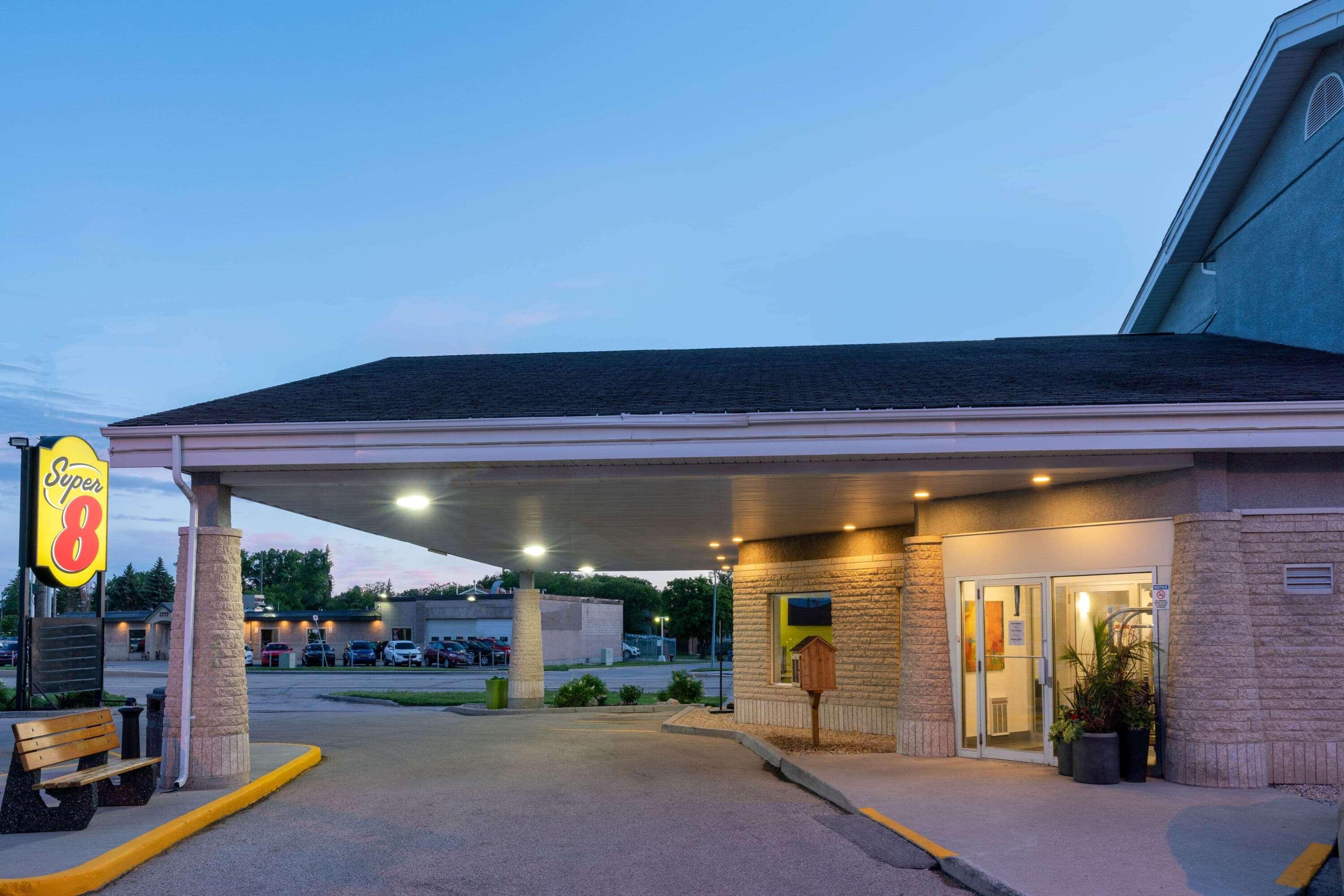 Super 8 By Wyndham Winnipeg West מראה חיצוני תמונה