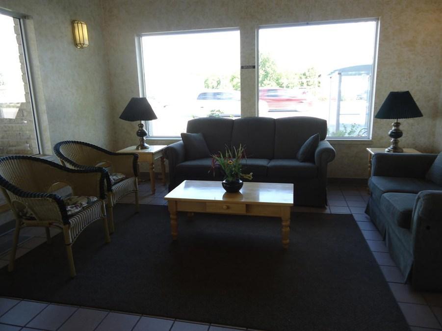 Super 8 By Wyndham Winnipeg West מראה חיצוני תמונה