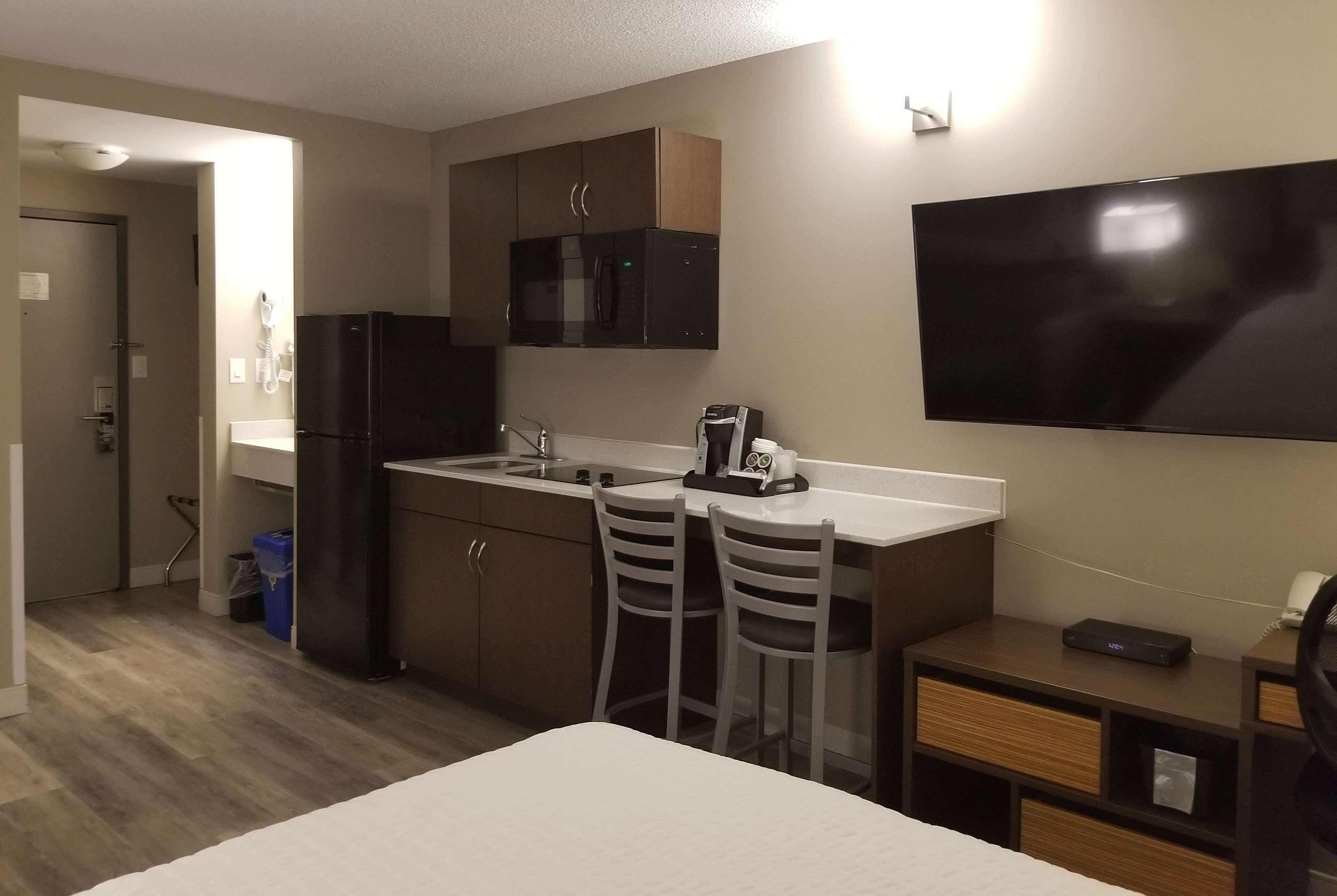 Super 8 By Wyndham Winnipeg West מראה חיצוני תמונה