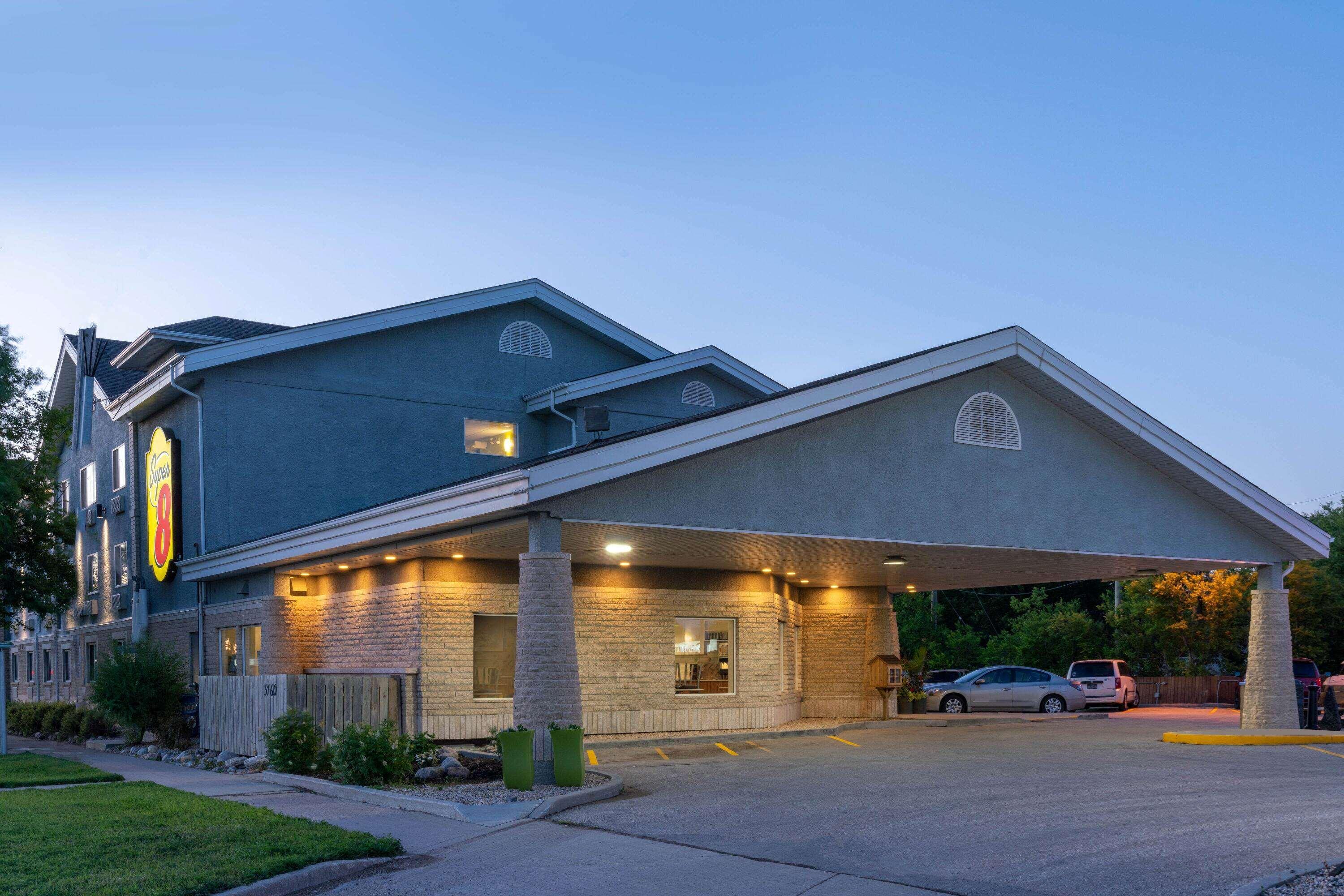 Super 8 By Wyndham Winnipeg West מראה חיצוני תמונה