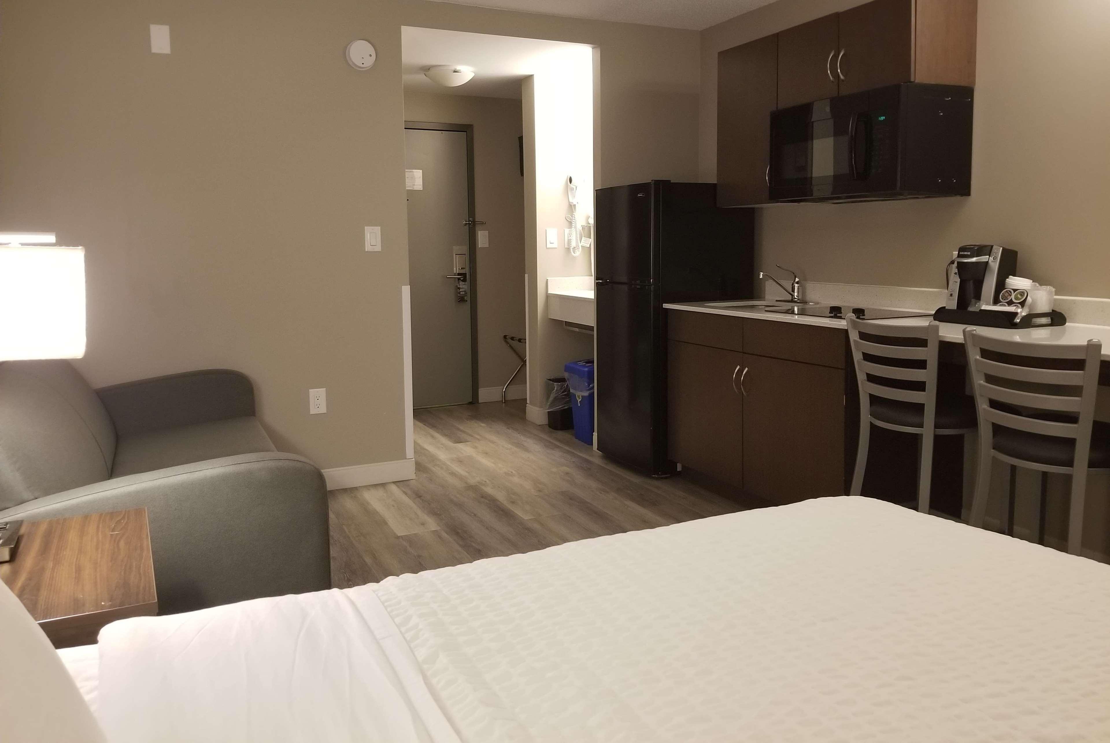 Super 8 By Wyndham Winnipeg West מראה חיצוני תמונה