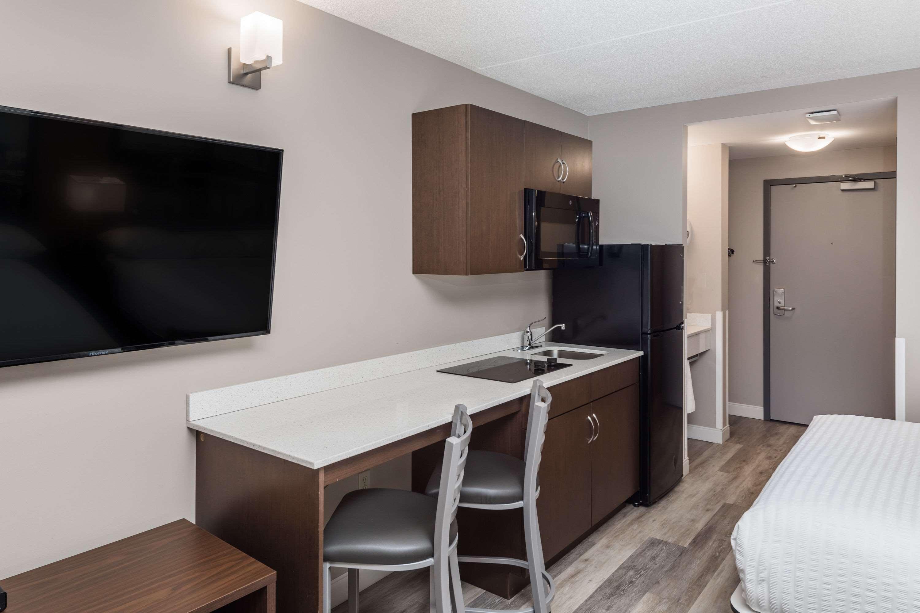 Super 8 By Wyndham Winnipeg West מראה חיצוני תמונה