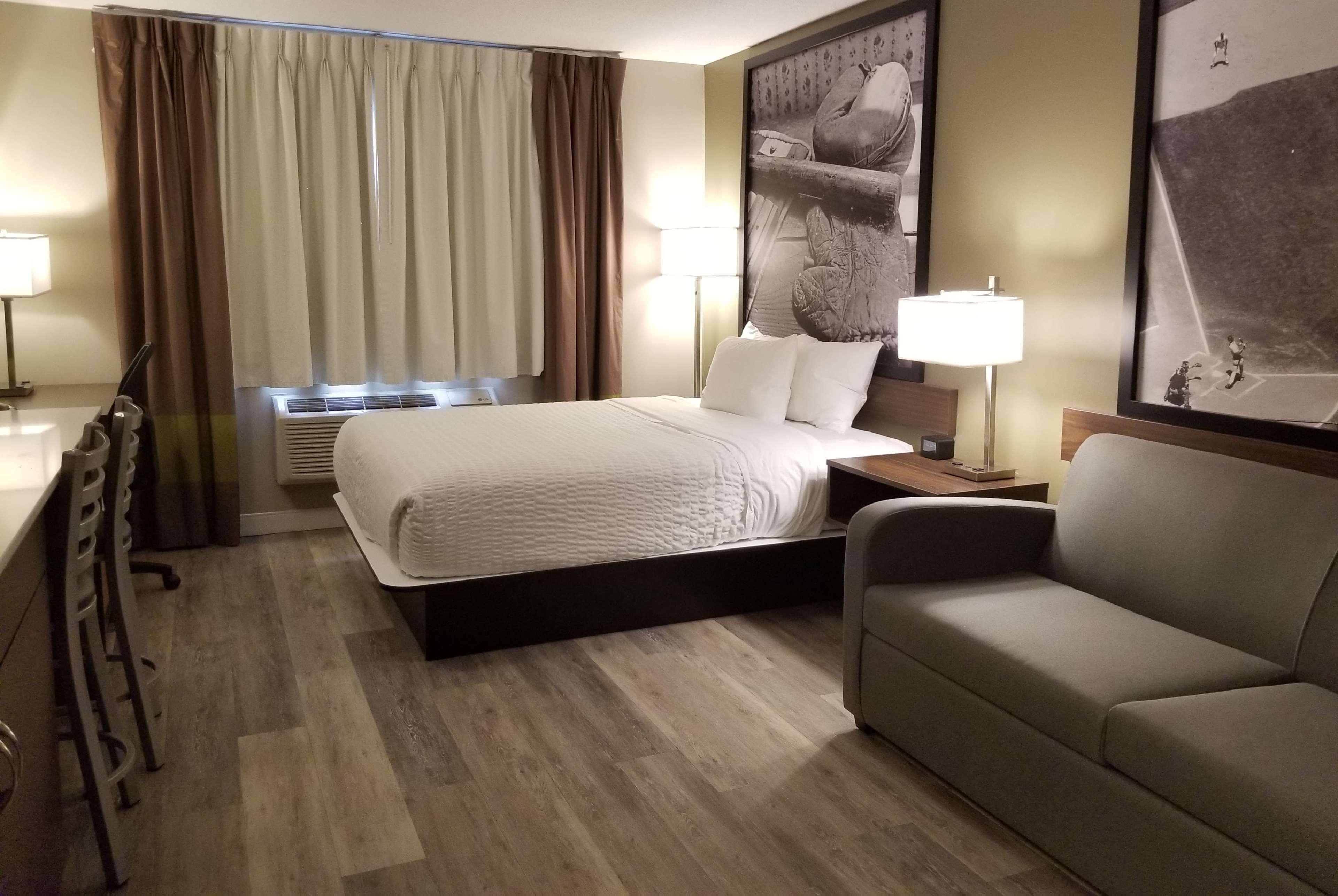 Super 8 By Wyndham Winnipeg West מראה חיצוני תמונה