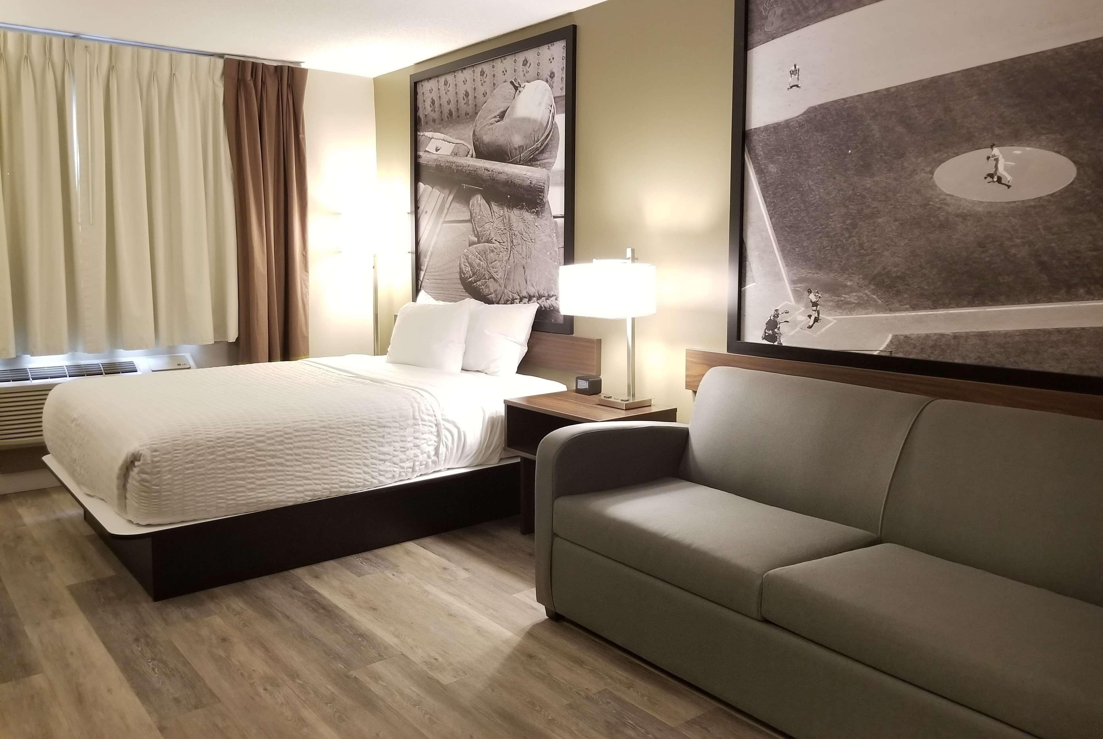 Super 8 By Wyndham Winnipeg West מראה חיצוני תמונה