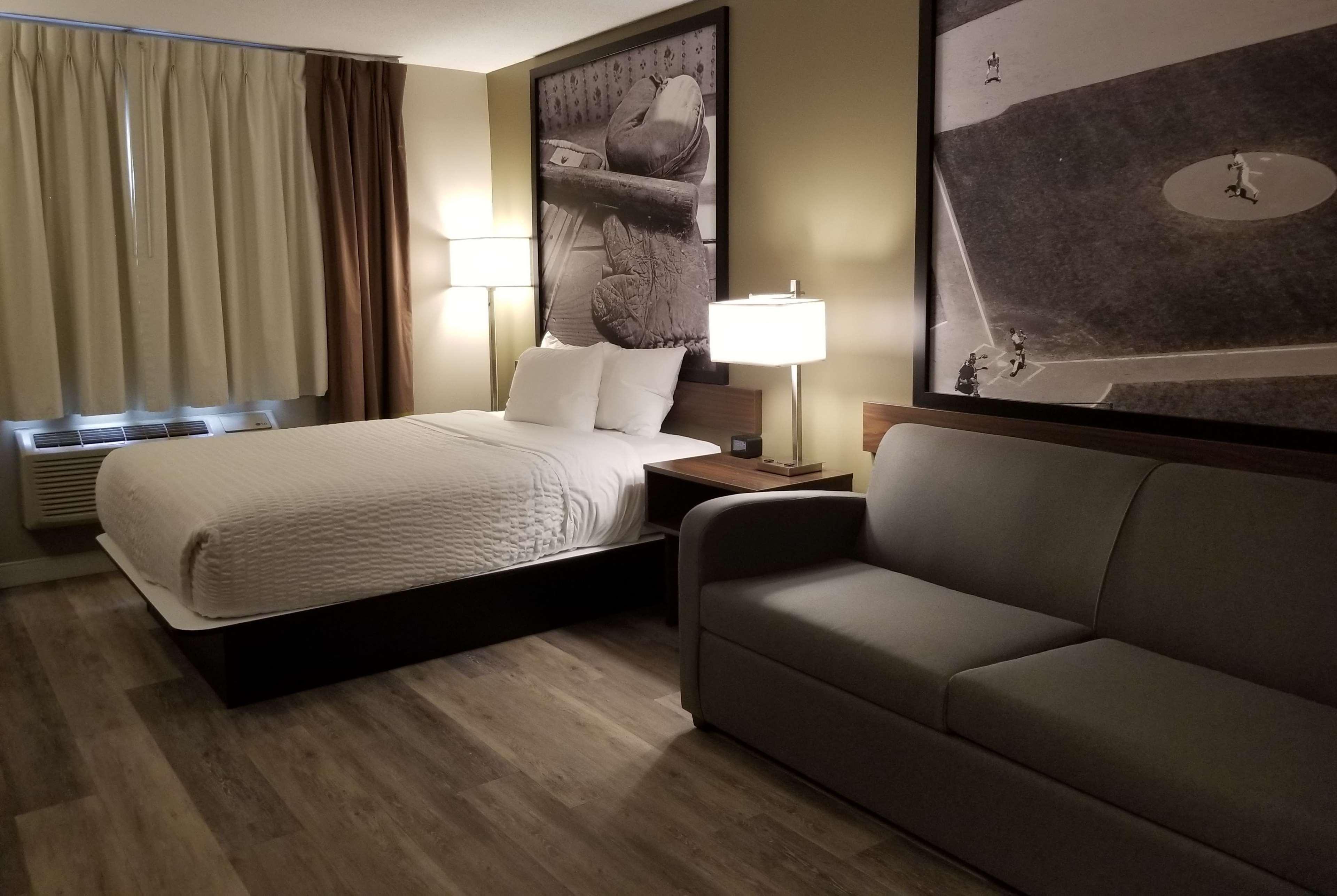 Super 8 By Wyndham Winnipeg West מראה חיצוני תמונה