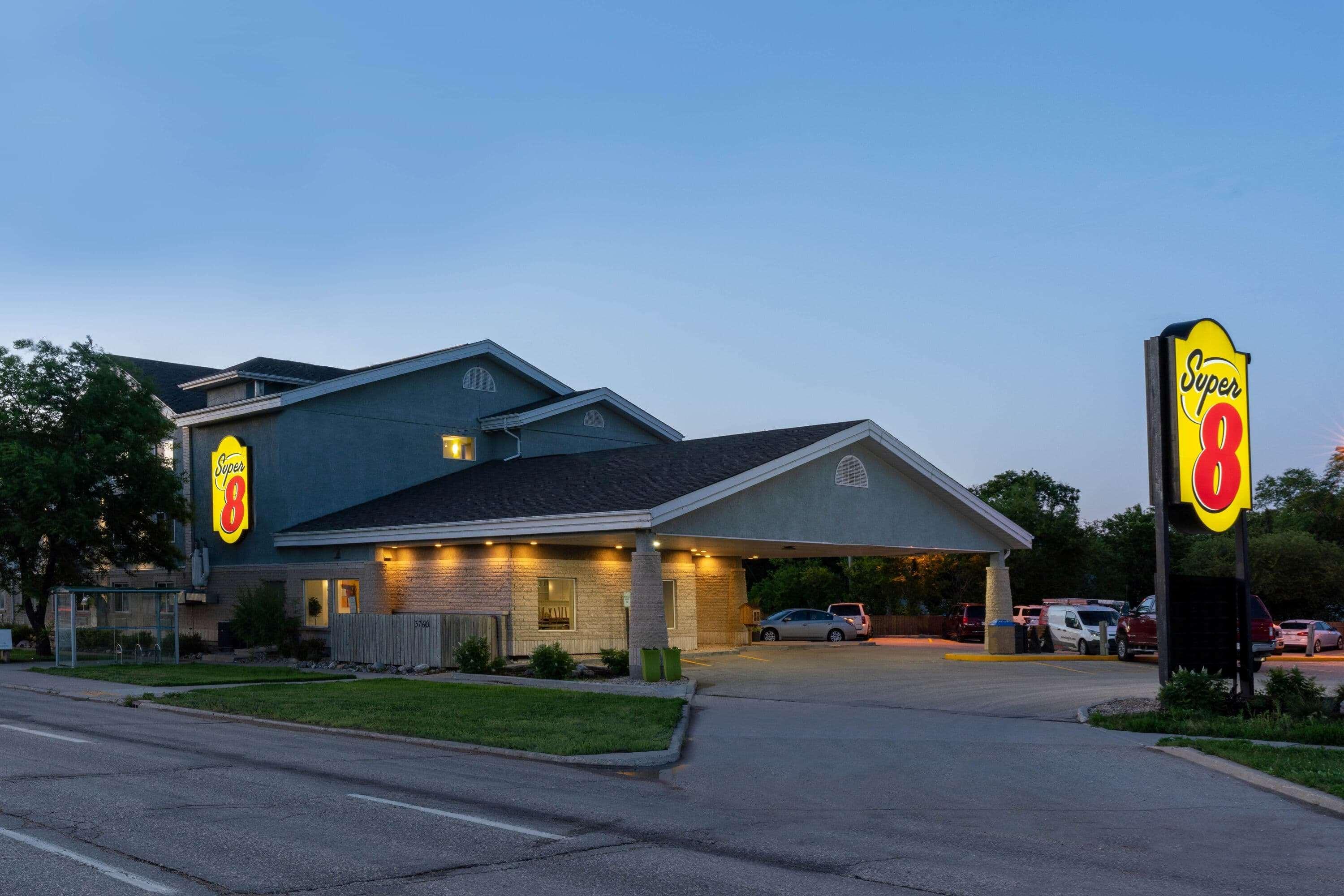 Super 8 By Wyndham Winnipeg West מראה חיצוני תמונה