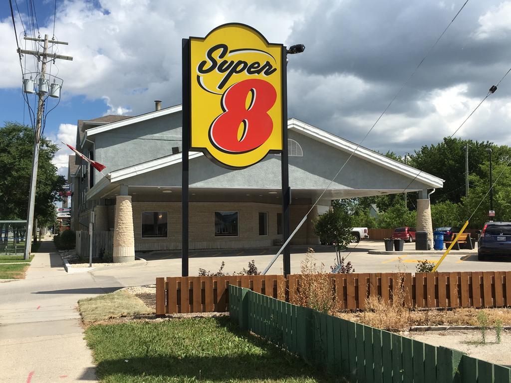 Super 8 By Wyndham Winnipeg West מראה חיצוני תמונה