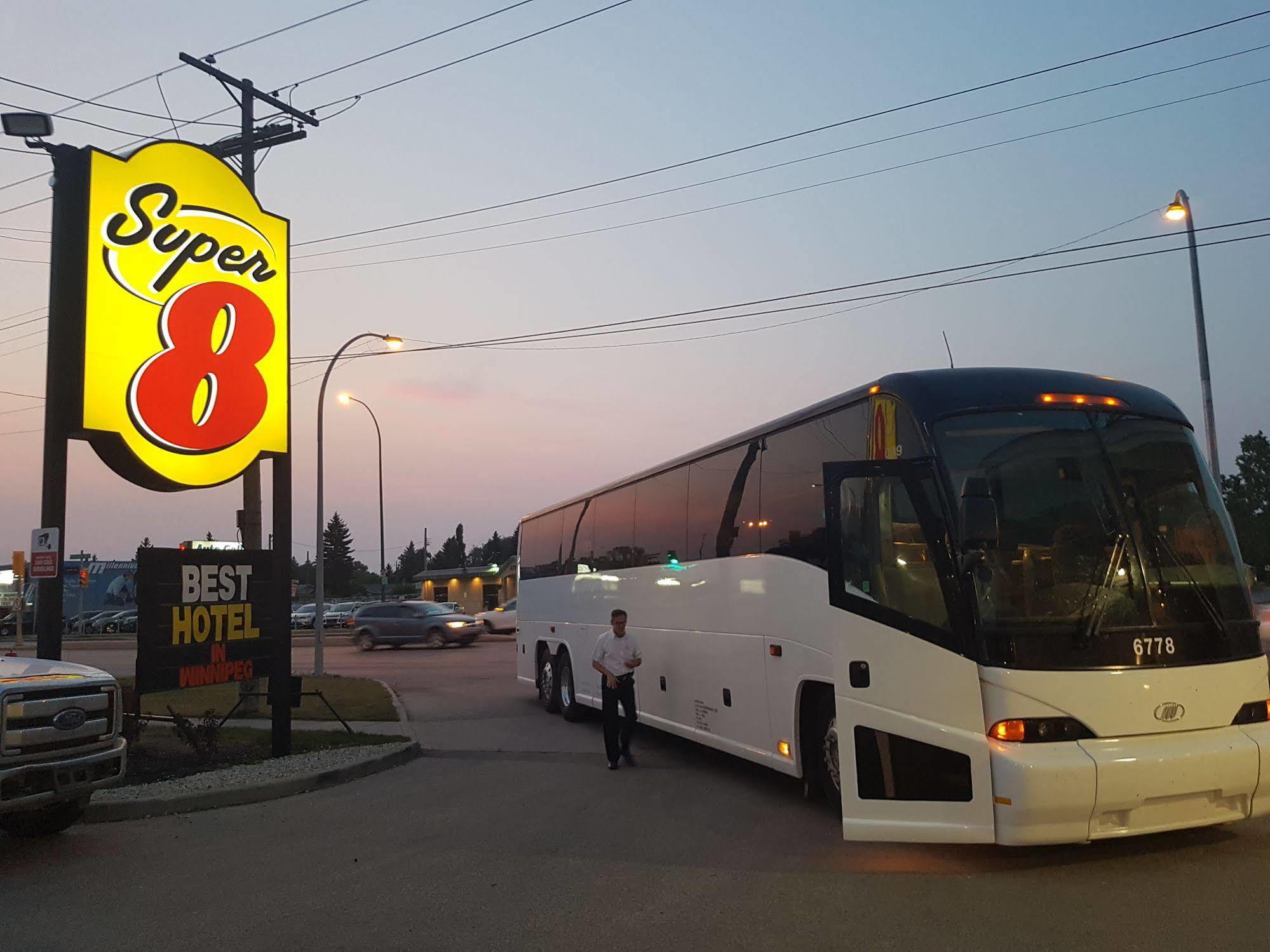 Super 8 By Wyndham Winnipeg West מראה חיצוני תמונה