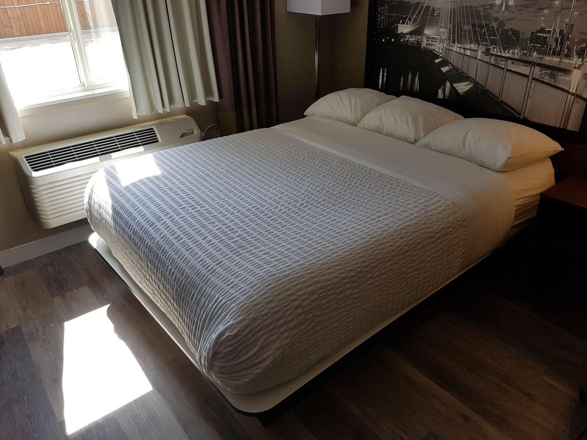 Super 8 By Wyndham Winnipeg West מראה חיצוני תמונה