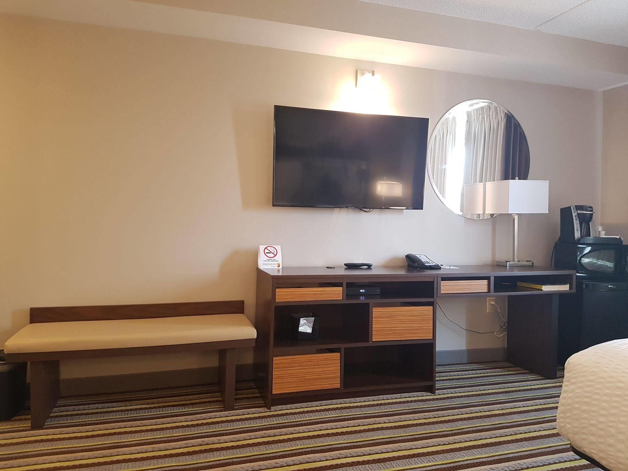 Super 8 By Wyndham Winnipeg West מראה חיצוני תמונה