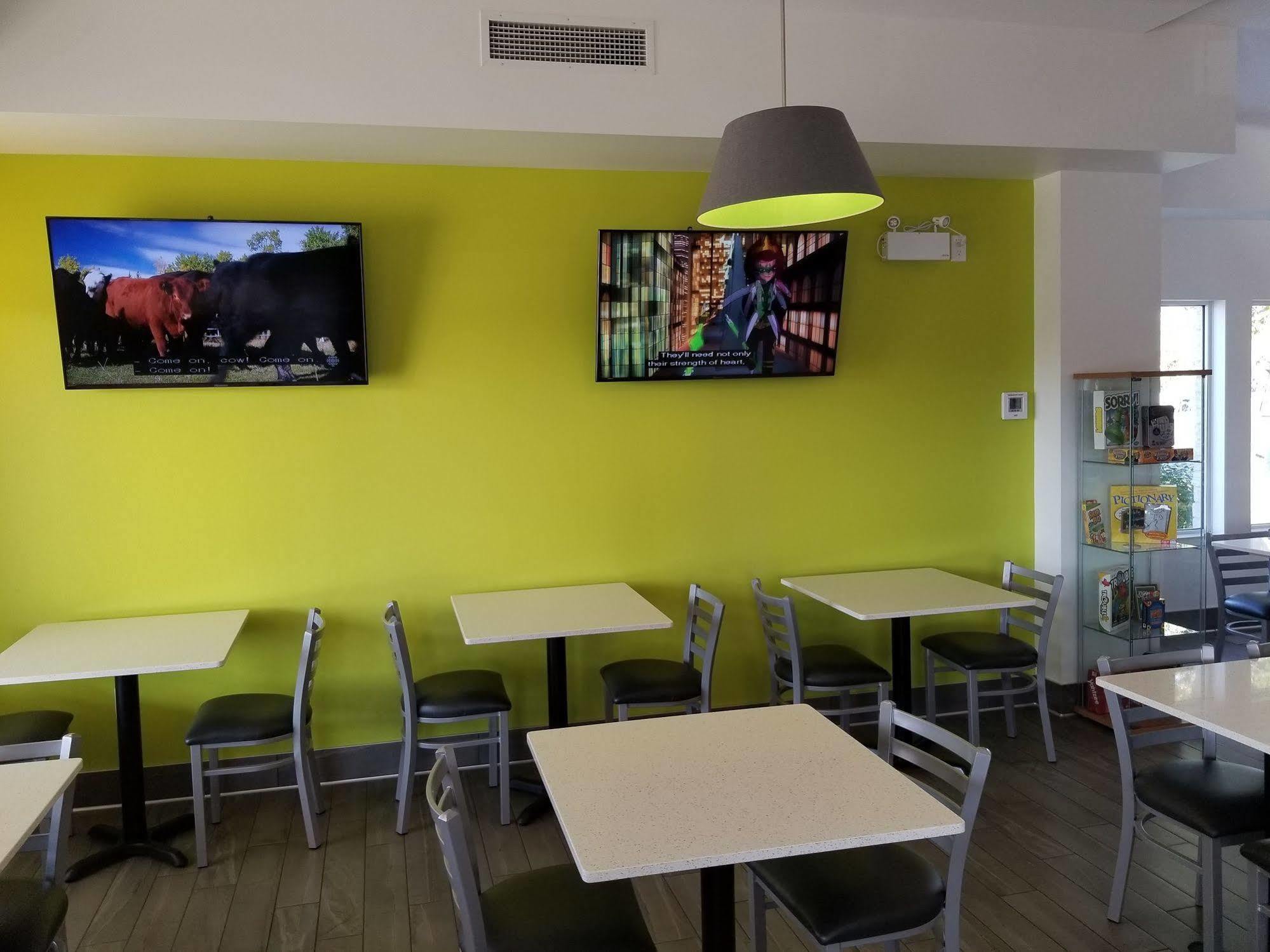 Super 8 By Wyndham Winnipeg West מראה חיצוני תמונה